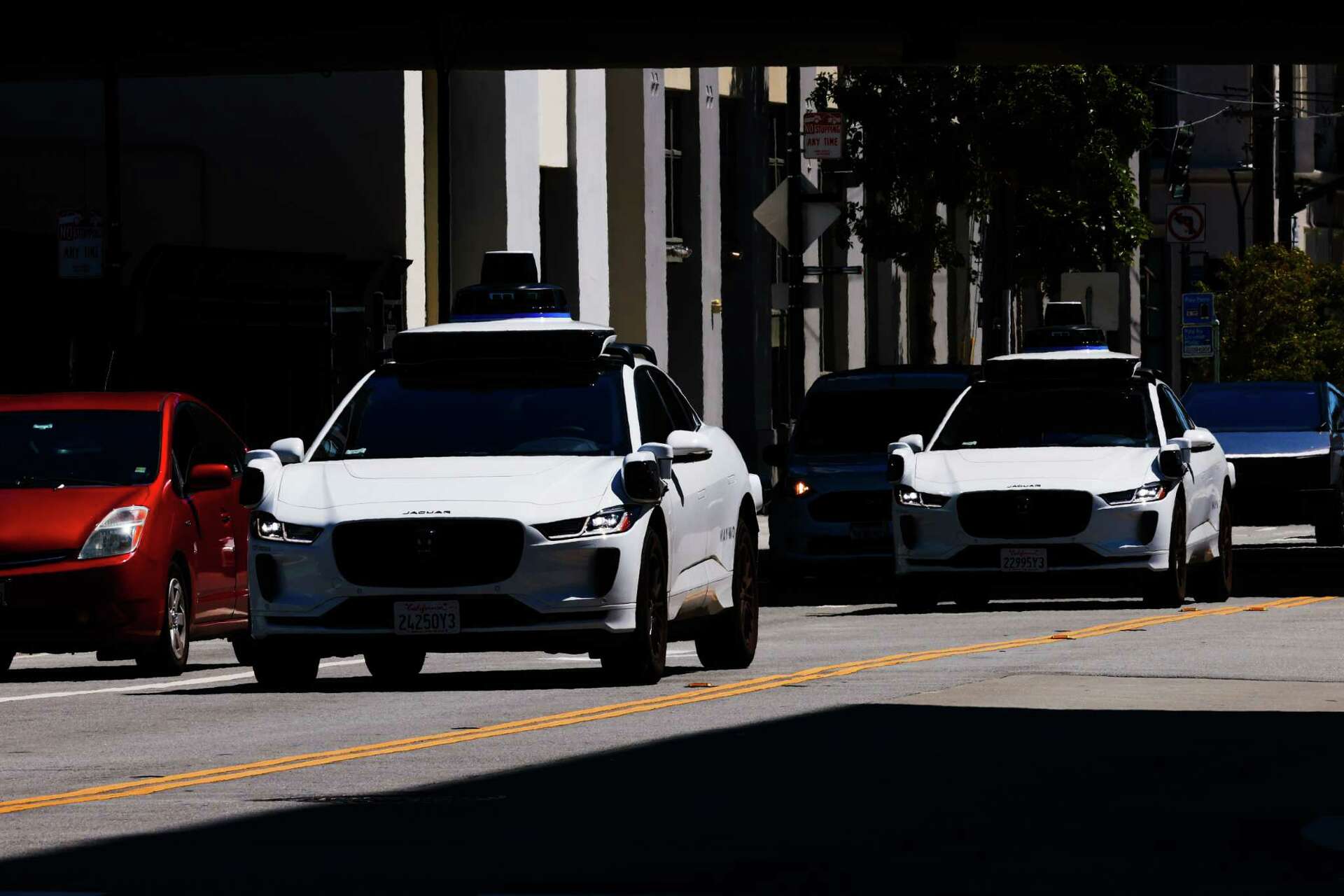 Waymo avanza para operar robotaxis en SFO con nuevo permiso