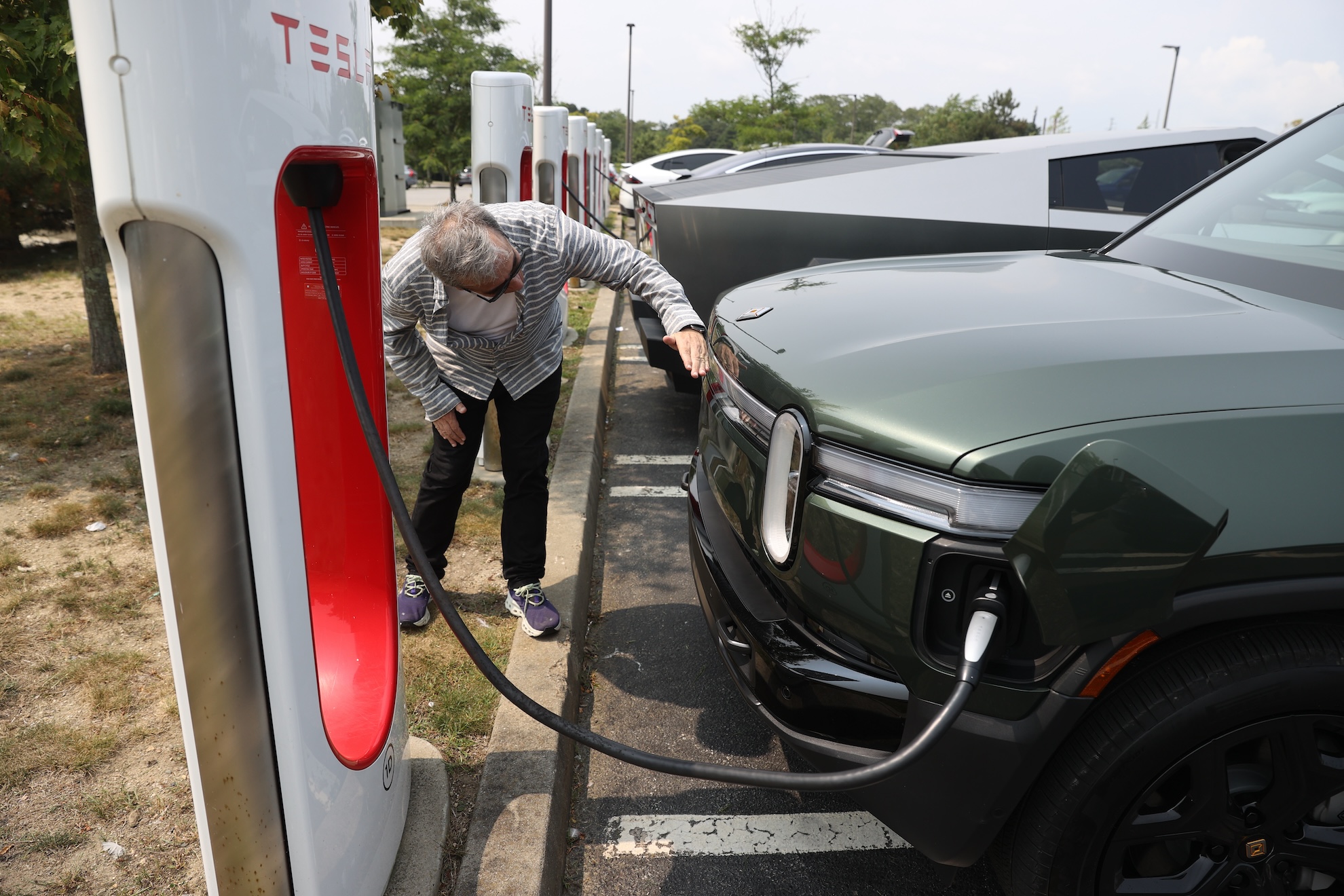 Adopción de Tesla Superchargers Revoluciona Carga de EVs
