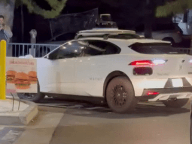 Waymo Robotaxi atascado en drive-through de Chick-fil-A en Santa Mónica