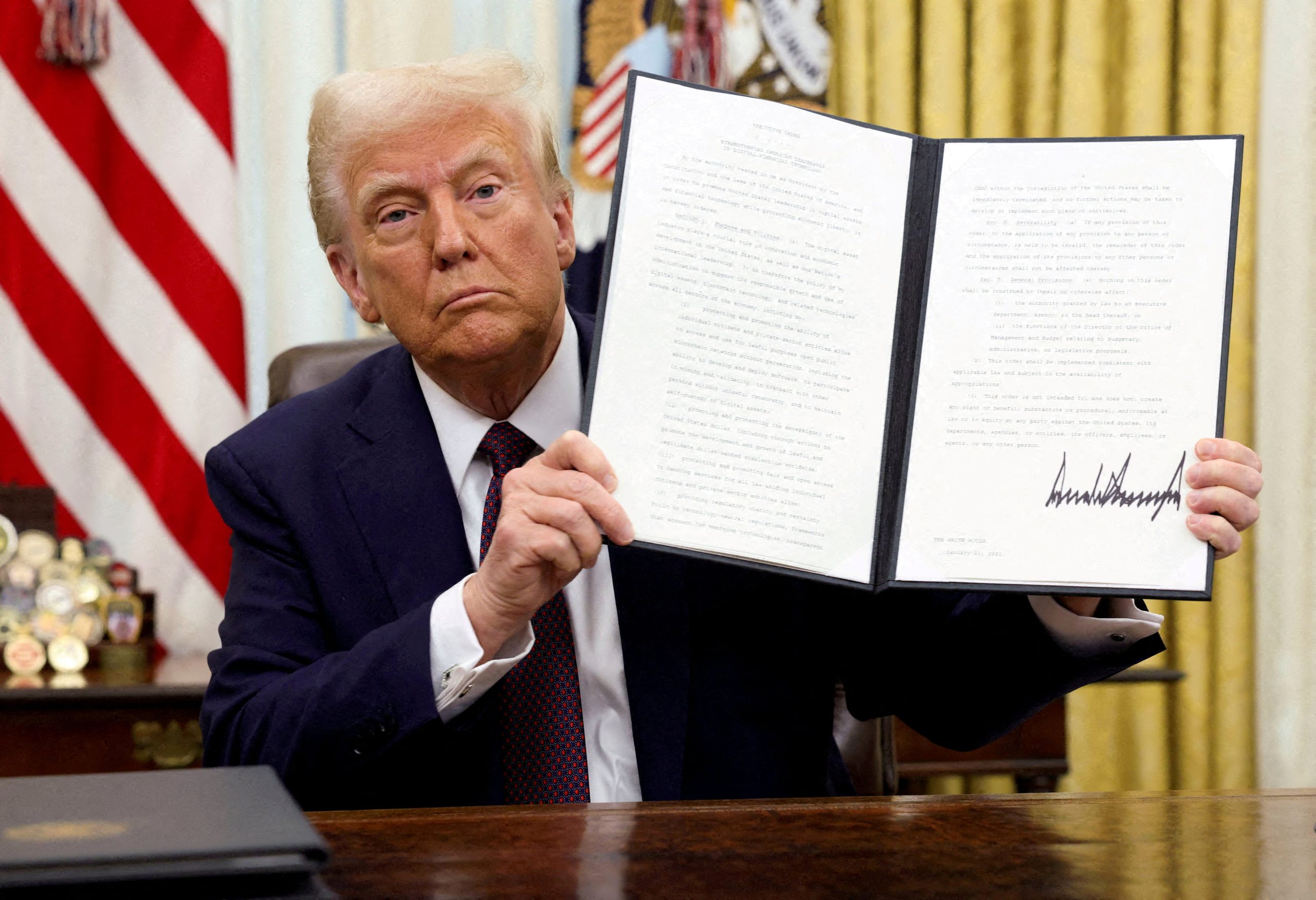 Trump Firma Ley Cripto Histórica Protegiendo Privacidad Financiera