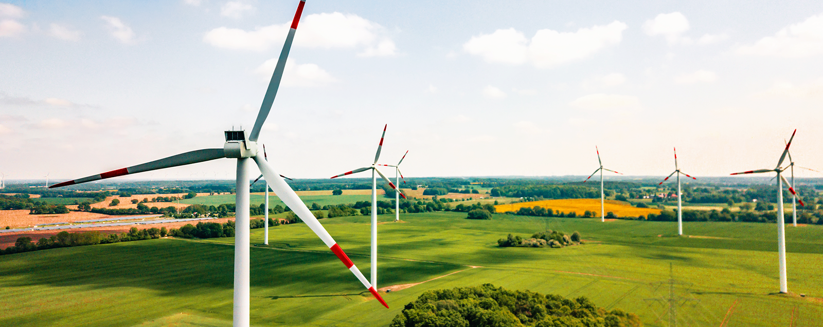 Hitachi Impulsa Crecimiento con Innovaciones en Redes Eléctricas