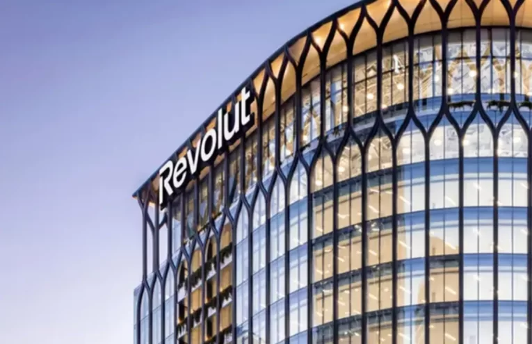 Revolut Impulsa su Expansión Global con Inversión de £3 Mil Millones en el Reino Unido