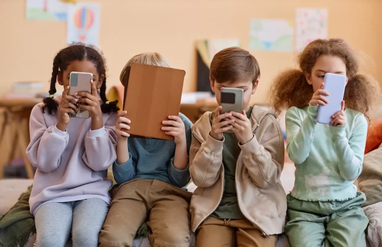 Gen Alpha en el Reino Unido Ahorra Más de £1,000: Nuevos Datos de Attest