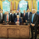 Pleito de Trump con Tim Cook Impacta Acciones de Apple