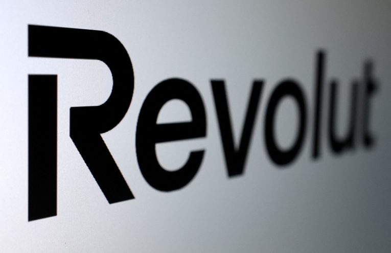Revolut invierte €1,000 millones en Francia y busca licencia bancaria