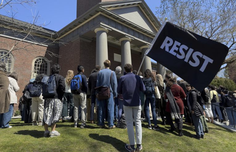 Trump Prohíbe Harvard Estudiantes Extranjeros, Escalada del Conflicto