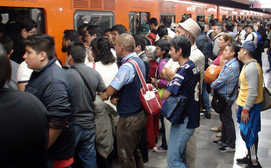 Retrasos en el Metro CDMX: Usuarios reportan largas esperas