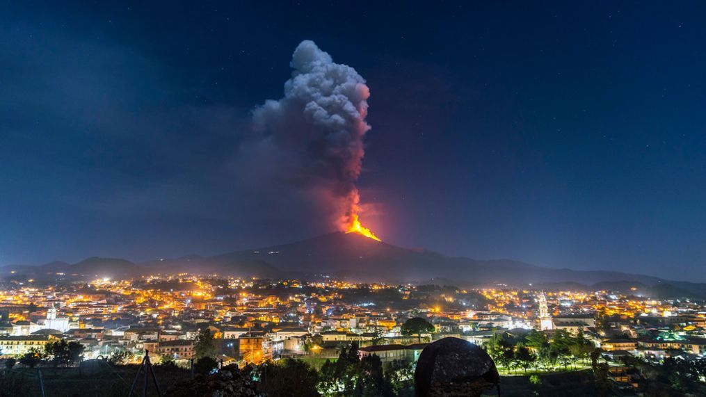 Erupción del Volcán Etna en Sicilia: Potentes Explosiones y Coladas de Lava