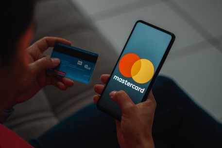 Mastercard presenta servicio de prevención de fraudes con inteligencia artificial en EEMEA
