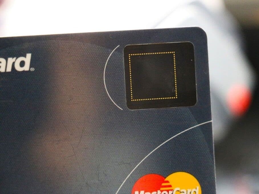 Mastercard lanza tarjeta biométrica metálica en Bangladesh