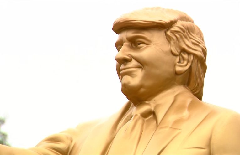 Estatua de Trump con Bitcoin Desata Polémica en Washington