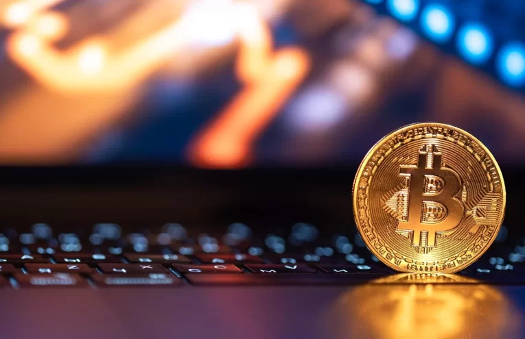 Bitcoin supera los 106,000 USD impulsado por cambios económicos clave