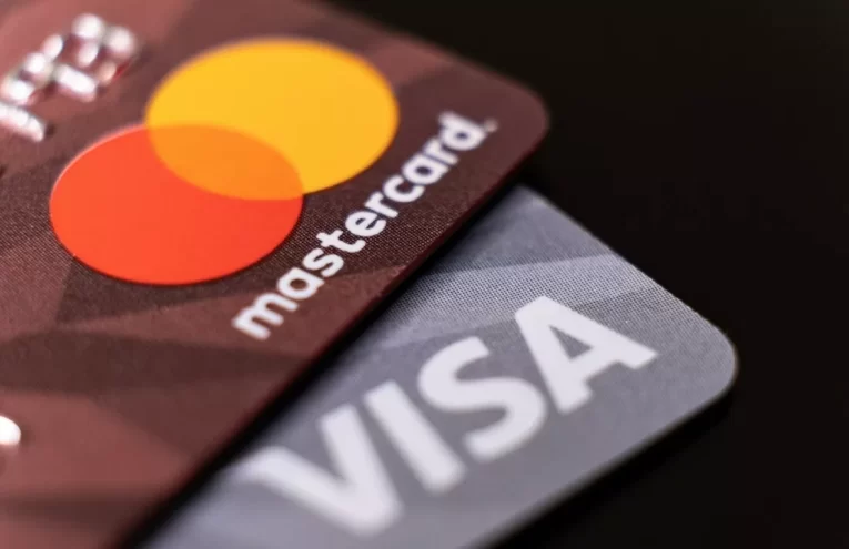Visa y Mastercard ajustan pagos digitales por presiones antimonopolio
