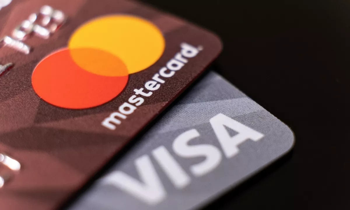 Visa y Mastercard ajustan pagos digitales por presiones antimonopolio