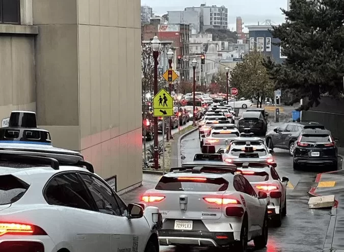 Waymo Retoma Servicio en San Francisco Tras Interrupción por Apagón Waymo Blackout