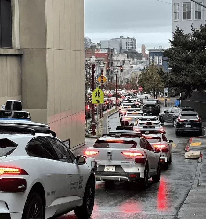 Waymo Retoma Servicio en San Francisco Tras Interrupción por Apagón Waymo Blackout