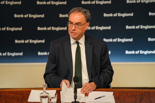 Decisiones Clave del Banco de Inglaterra y Cambios en el Liderazgo Corporativo