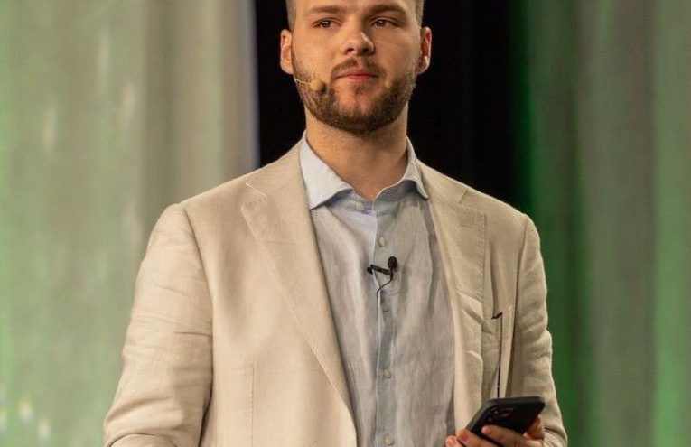 Fraude SafeMoon: Exdirector Braden Karony Sentenciado a 8 Años